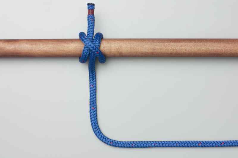 Animation: Clove Hitch with the End of the Rope Tying Clove Hitch Tied with Rope End, Step-by-Step Animation